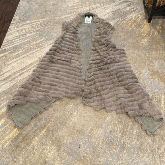 Jocelyn Waterfall rabbit Fur Vest size S in EUC (A) - Picture 2 of 6